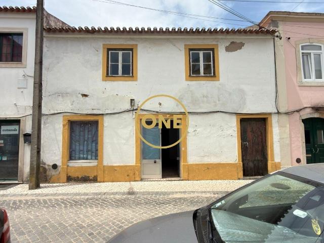 Prédio no centro da Golegã com potencial para habitação