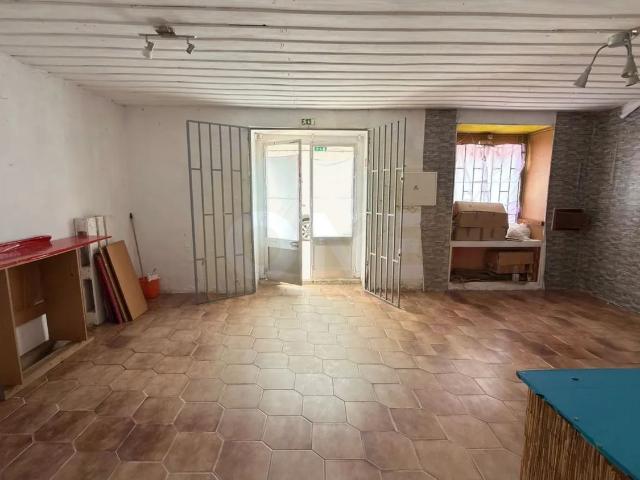 Prédio no centro da Golegã com potencial para habitação