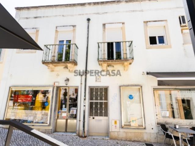 Encantador Prédio no Coração de Oeiras: Investimento com Potencial de Rentabilidade e Habitação!