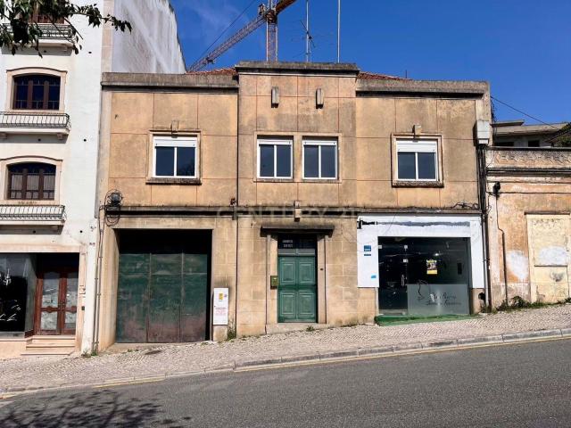 Prédio no Centro de Caldas da Rainha | 442m² | Terraço 230m² | Elevado Potencial de Investimento