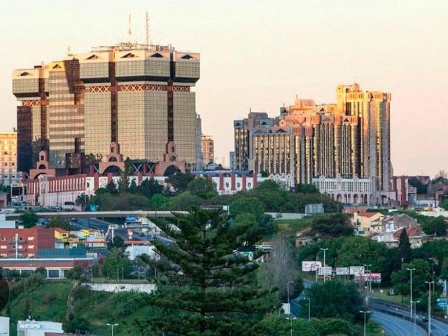 Prédio à venda, Campolide Devoluto, garagem e terraços