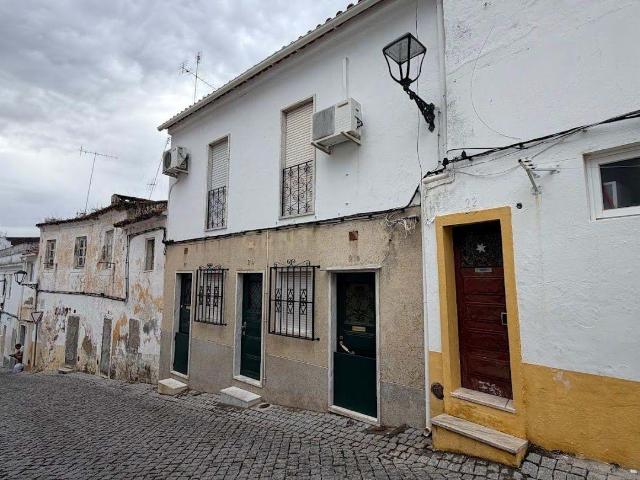 Prédio no centro histórico de Elvas com 4 fracções T1