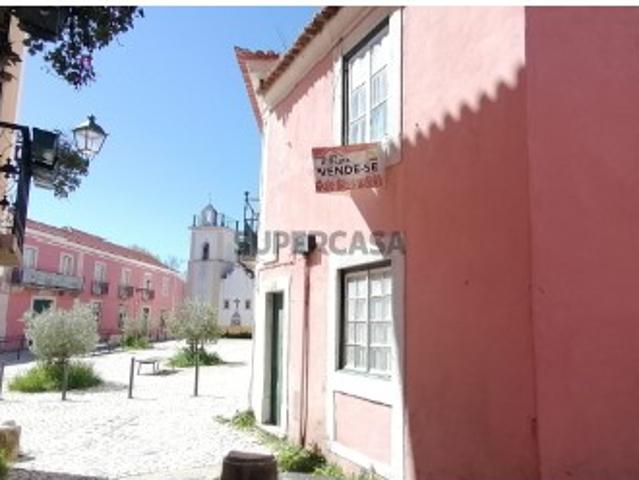 Prédio no Paço do Lumiar, com dois pisos