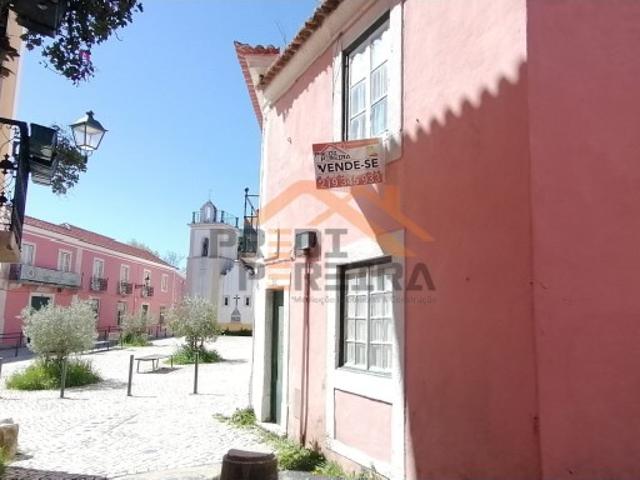 Prédio no Paço do Lumiar, com dois pisos