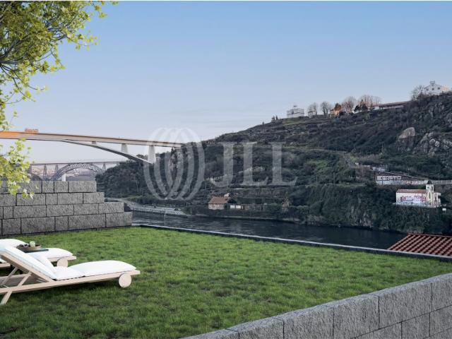 Prédio na 1ª Linha do rio Douro no Porto