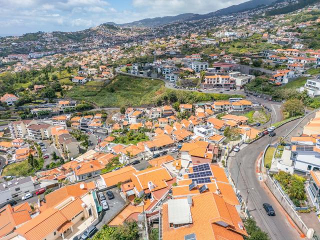 Prédio na Estrada dos Marmeleiros com dois T3+1, Madeira