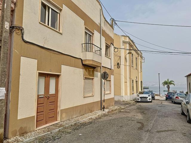 Prédio na Trafaria para investimento