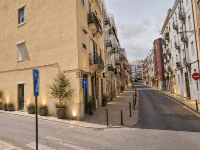 Prédio na zona do Bairro da Graça para remodelação total em Lisboa