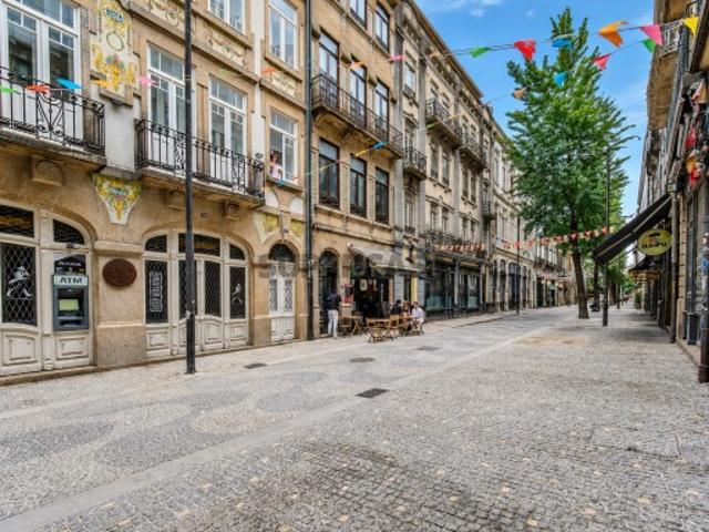 Prédio nas Galerias de Paris | Comércio + 3 T1 | Baixa do Porto