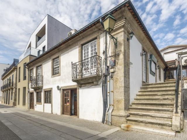 Prédio p/ investimento centro de Lousada com rendimento e potencial