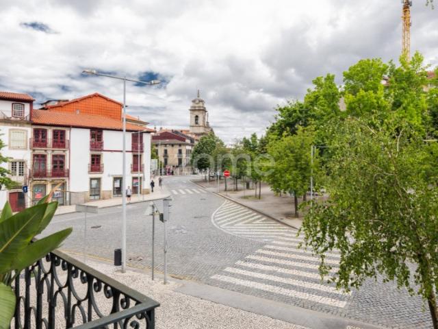 Prédio p/ restauro com 200 m2 c/ vista p/ o Largo do Toural, Guimarães