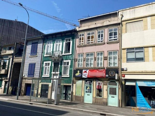 Prédio, para venda, na Avenida Fernão Magalhães no centro da cidade do Porto. | 26074064811