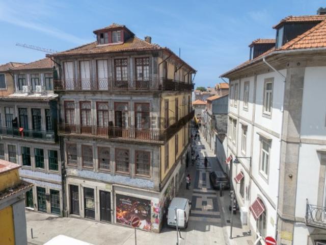 Prédio para habitação e serviços no coração do Porto