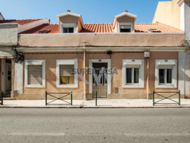 Prédio para Investimento no centro de Lisboa na Rua Mª Pia em Campo de Ourique
