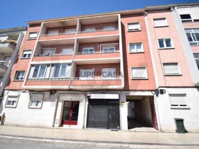 Prédio para investimento na Av. de Roma | 3 andares com garagens box | Totalmente Arrendado