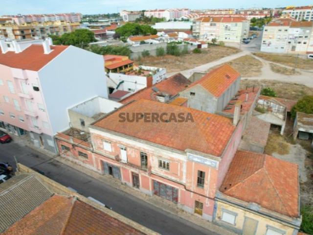 Prédio para Obras, Rendimento 14%, para Venda no Montijo