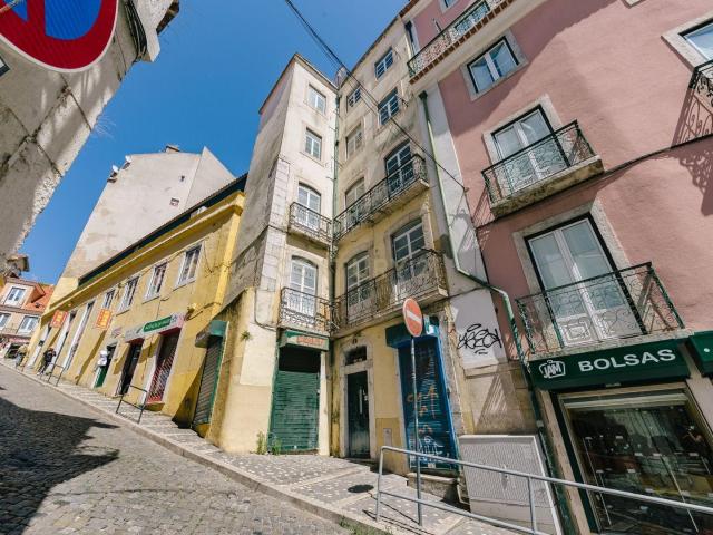 Prédio para Remodelação Total com 5 Apartamentos e 2 Lojas na Mouraria