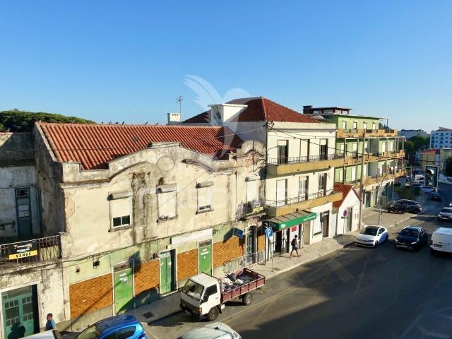 Prédio para Remodelação Total com Jardim Interno em Sesimbra
