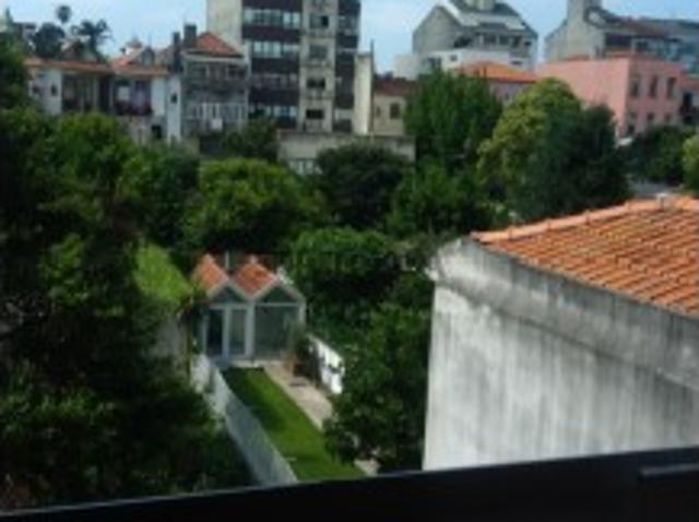 Prédio para remodelar junto a Casa da Musica