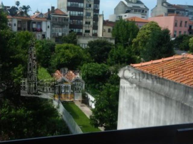 Prédio para remodelar junto a Casa da Musica