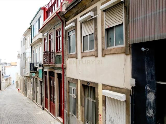Prédio para Remodelar no Centro do Porto | 4 entradas independentes | Sem Inquilinos