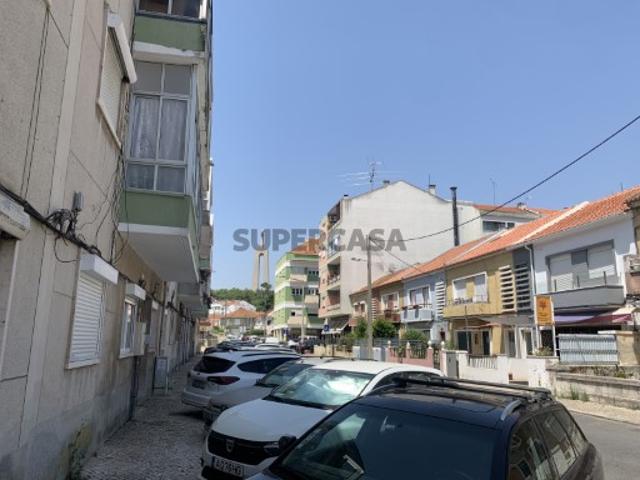Prédio para rendimento em Almada