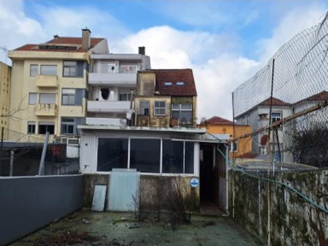 Prédio para Reabilitação com PIP Aprovado para 4 Apartamentos junto ao Polo Universitário para comprar no Porto