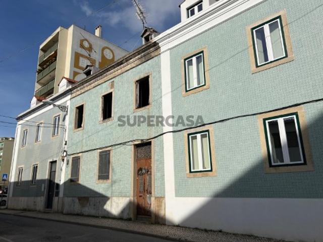 Prédio, para reabilitação, em Benfica, em Lisboa