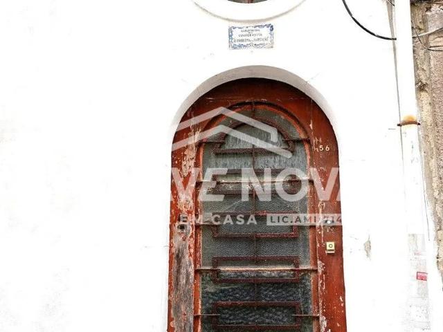 Prédio para reabilitação no Porto unto a Av. Fernão Magalhães