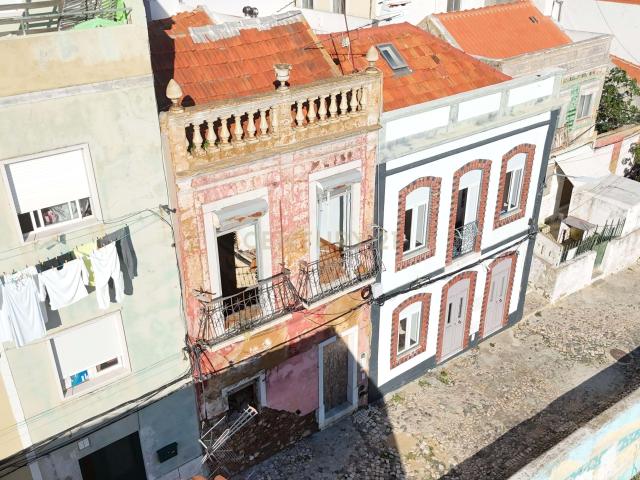 Prédio para reabilitar com uma vista direta para o rio Sado