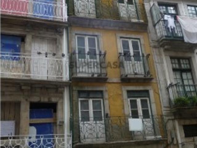 Prédio para reabilitar 5 apartamentos + 1 loja | Porto