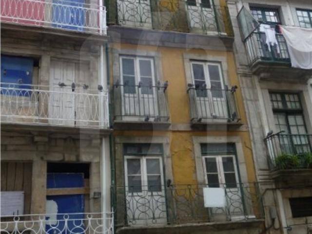 Prédio para reabilitar 5 apartamentos + 1 loja | Porto