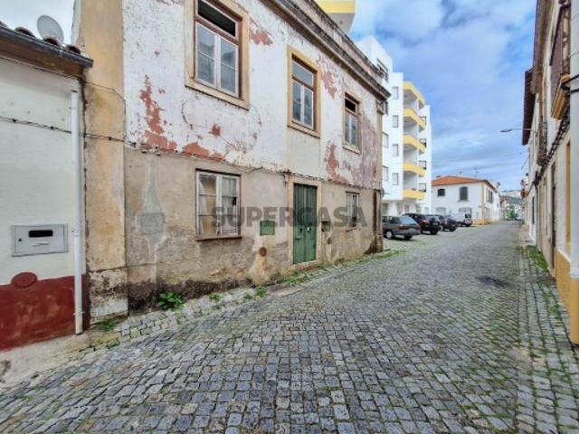 Prédio para recuperar com 2 apartamentos