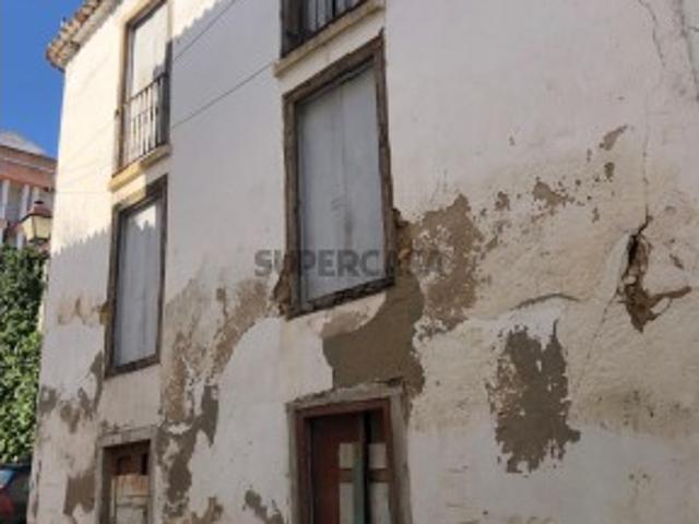 Prédio para recuperar no centro de Torres Novas