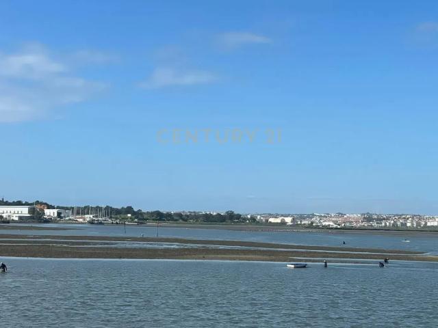 Prédio para Reconstrução total na 1ª linha da Seixal | Oportunidade Única na Seixal