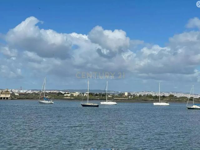 Prédio para Reconstrução total na 1ª linha da Seixal | Oportunidade Única na Seixal