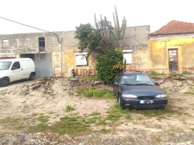 Prédio para reconstrução ou construção nova até 3 pisos, muito bem localizado