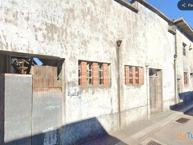 Prédio para reconstruir habitações no centro de Valadares | 26063920679
