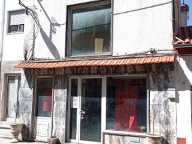 Prédio para restaurar, bem localizado, no centro da vila