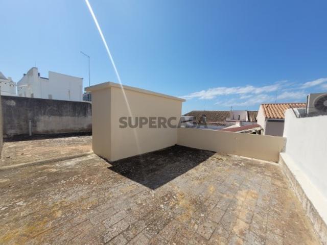 Prédio para restaurar em plena Baixa de Faro