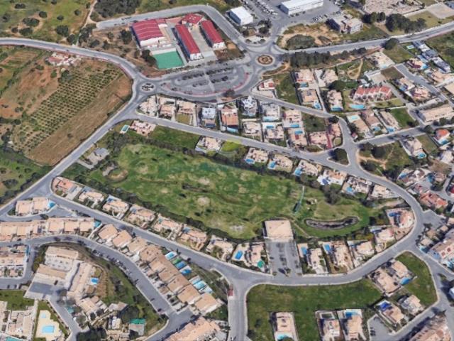 Prédio para serviços para venda em Vale Pedras, Albufeira