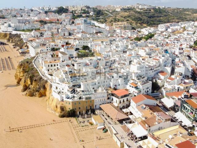 Prédio, Praia da Oura Areias de S. João, Albufeira e Olhos de Água