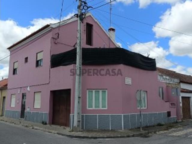 Predio R/C e 1º andar e duas Moradias
