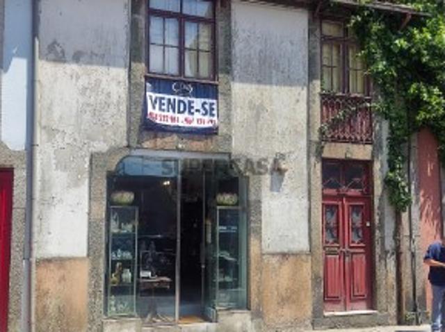 Prédio R/chão, 1 Andar e Águas furtadas com terreno no centro do Porto
