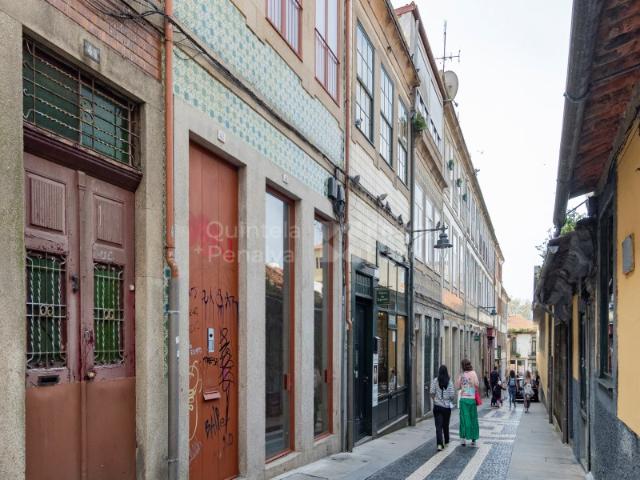 Prédio reabilitado com loja na Travessa de Cedofeita, Porto