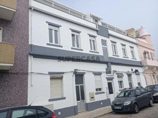Prédio remodelado com 8 apartamentos