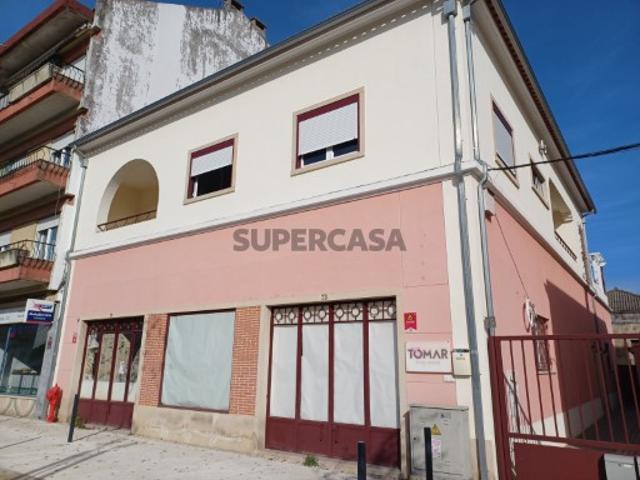 Prédio remodelado para venda numa das principais entradas de Tomar