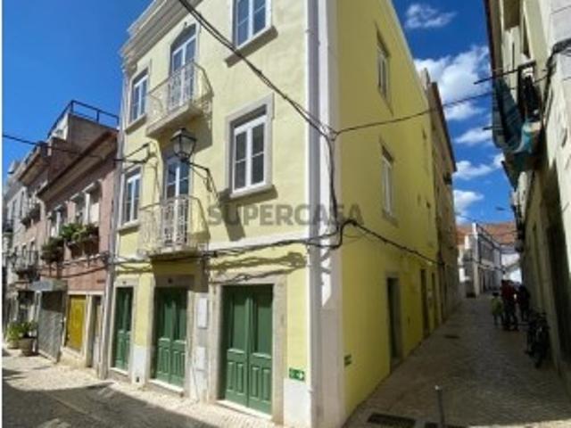 Prédio renovado com 3 fracções junto à Av. Luísa Todi, Setúbal