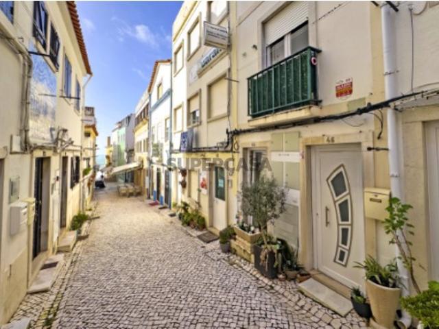 Prédio T2 na vila de Sesimbra a poucos metros da praia