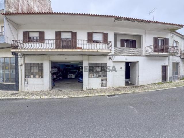 Prédio T5+1 em Mafra, com armazém e terraço, na Malveira